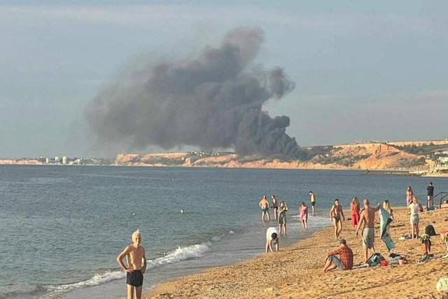 Cháy lớn ở căn cứ không quân Nga trên bán đảo Crimea - Ảnh 1.
