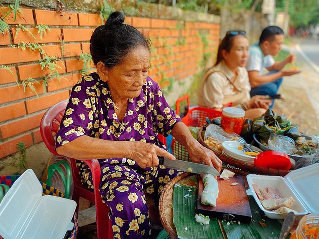 Bánh ướt cuốn tôm chua - mỹ vị cung đình Huế lưu lạc bên vỉa hè Cố đô  - Ảnh 1.