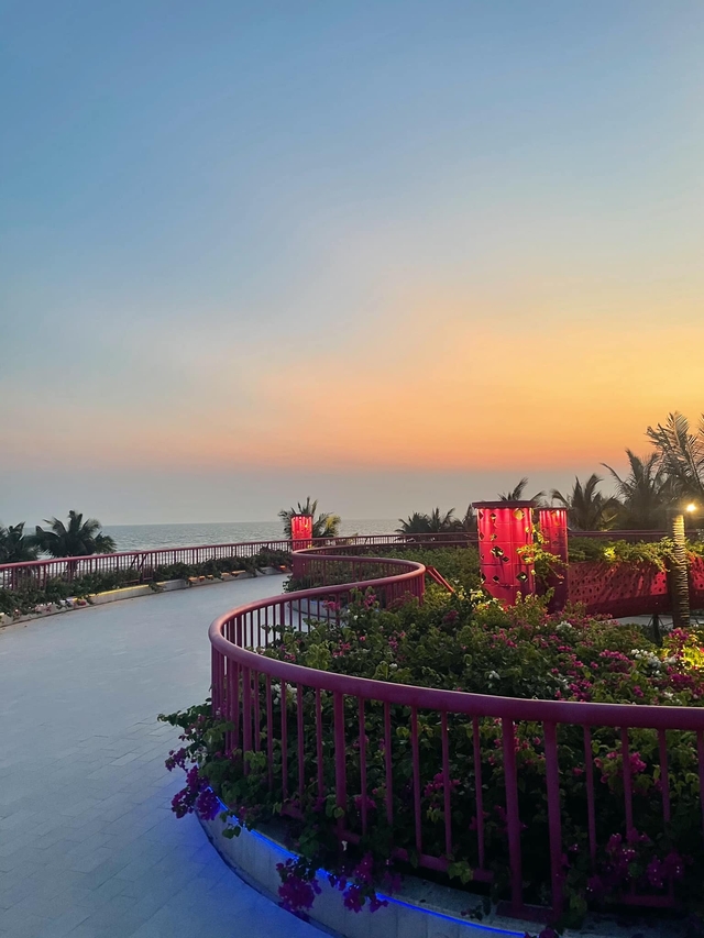 What does the beach resort appearing in Binh Thuan have that anyone who comes to travel must admire and praise?  - Photo 8.