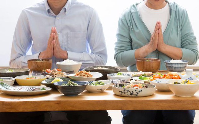 5 thói quen vàng trên bàn ăn giúp người Nhật sống khỏe, sống thọ - Ảnh 2.
