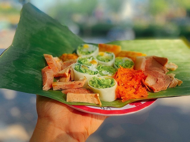 Wet cake rolled with sour shrimp - Hue royal delicacy is lost on the sidewalk of the ancient capital - Photo 10.