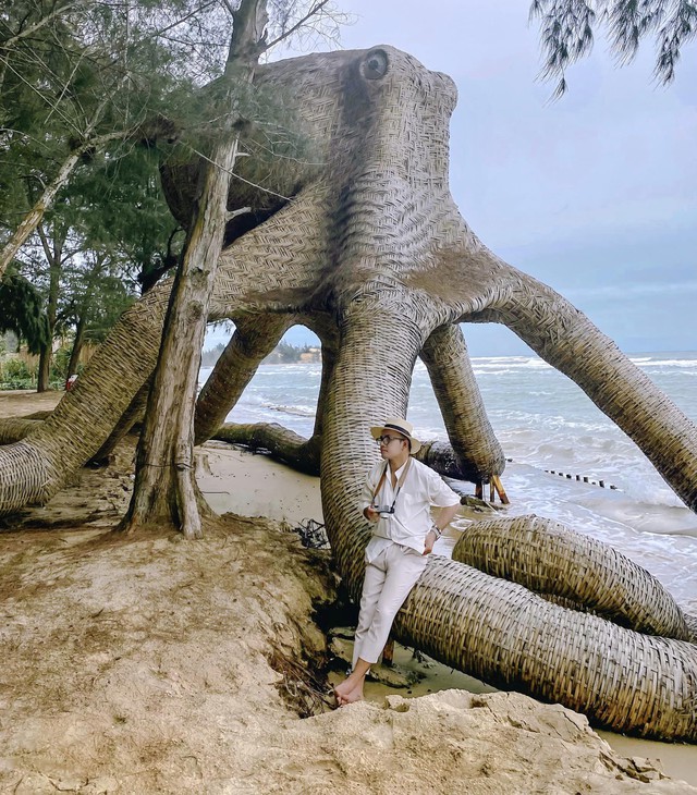 What does the beach resort appearing in Binh Thuan have that anyone who comes to travel must admire and praise?  - Photo 14.