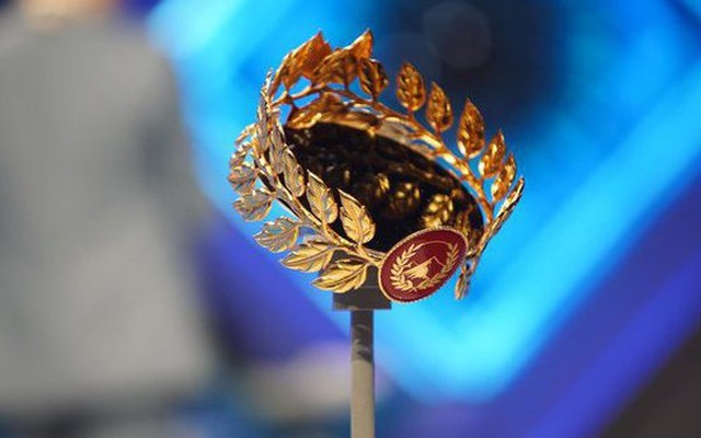 Cận cảnh chiếc vòng nguyệt quế sơn son thiếp vàng dành riêng cho Quán quân Olympia 2022