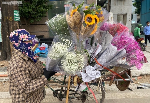 Rong ruổi khắp Hà Nội, gánh hàng hoa bán được chục triệu đồng mỗi ngày dịp 20/10 - Ảnh 3.