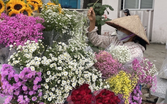 Rong ruổi khắp Hà Nội, gánh hàng hoa bán được chục triệu đồng mỗi ngày dịp 20/10