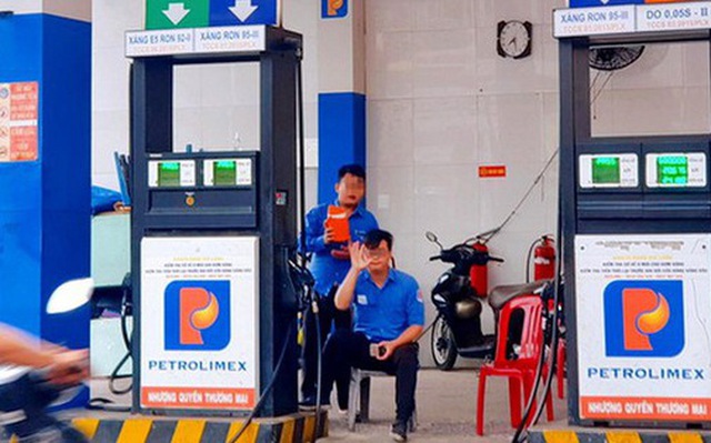 Nhân viên cây xăng trên đường Phan Văn Trị (quận Gò Vấp) xua tay ra hiệu "hết xăng", chỉ khách đi nơi khác sáng 19-10 - Ảnh: NHẬT XUÂN