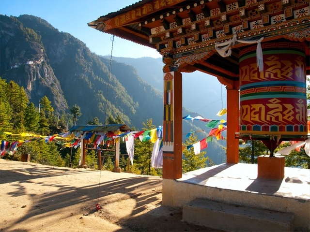  Trải nghiệm mạo hiểm với tu viện cổ nằm cheo leo trên vách đá cao 900m tại đất nước hạnh phúc nhất thế giới  - Ảnh 3.