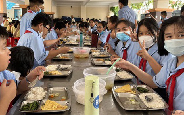 Bữa ăn sáng ở nhiều quốc gia được coi là quan trọng nhất để giúp trẻ phát triển. Ảnh chụp bữa ăn trưa của học sinh tại Trường THCS Tân Tạo, quận Bình Tân (TP.HCM) - Ảnh: MỸ DUNG