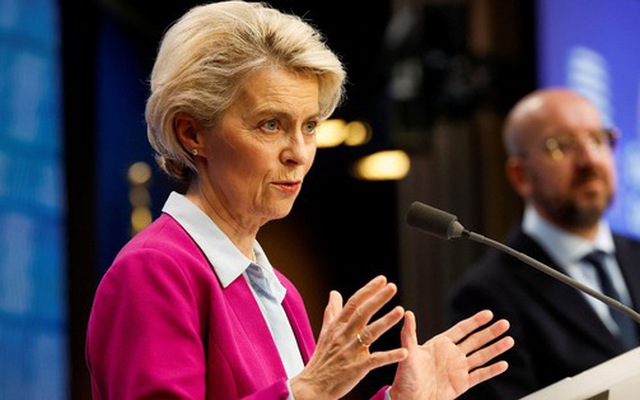 Chủ tịch Ủy ban châu Âu Ursula von der Leyen phát biểu tại cuộc họp báo rạng sáng ngày 21-10 - Ảnh: REUTERS