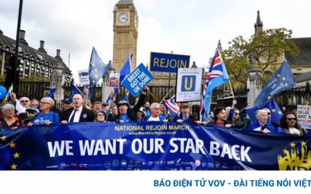 Hàng nghìn người biểu tình ở Anh đòi tái gia nhập EU, coi Brexit là thất bại. Ảnh: PA