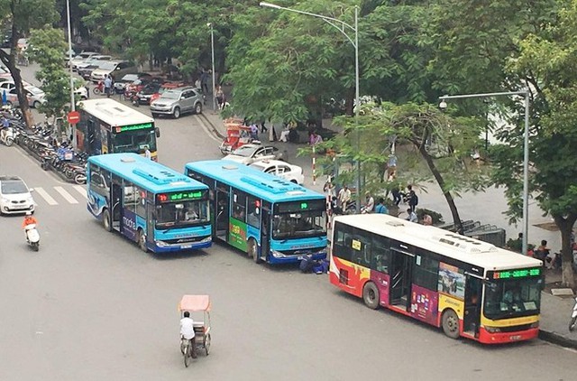 Khách đi xe buýt Hà Nội mới phục hồi được hơn 60% - Ảnh 1.