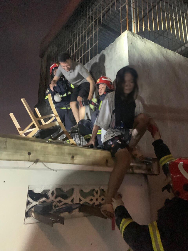  Hà Nội: Cháy nhà trọ ở Cầu Giấy, cảnh sát kịp thời giải cứu 11 người - Ảnh 4.