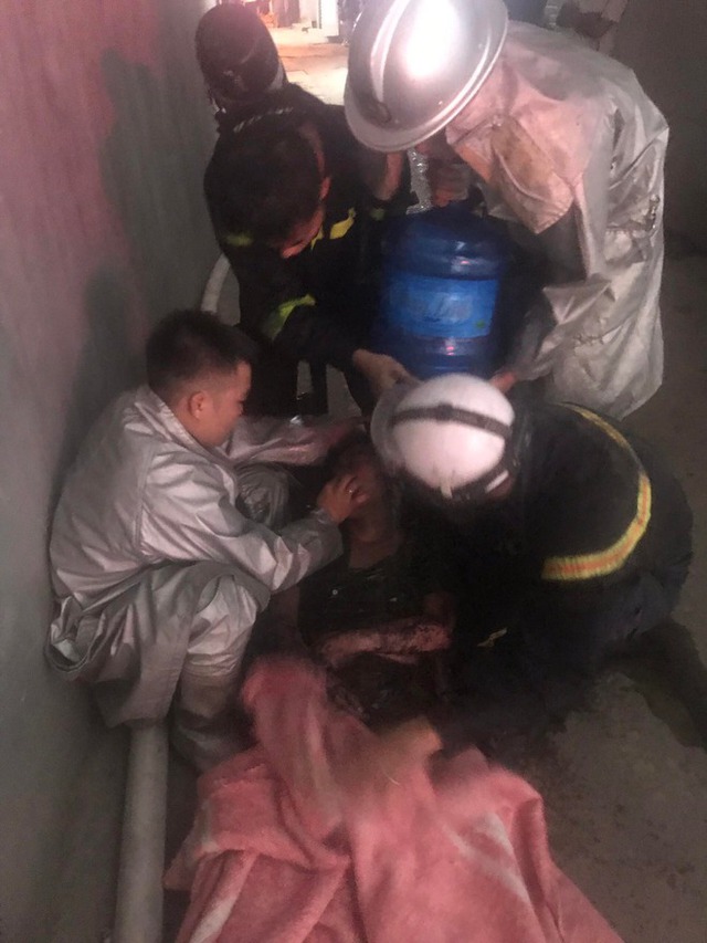  Hà Nội: Cháy nhà trọ ở Cầu Giấy, cảnh sát kịp thời giải cứu 11 người - Ảnh 3.