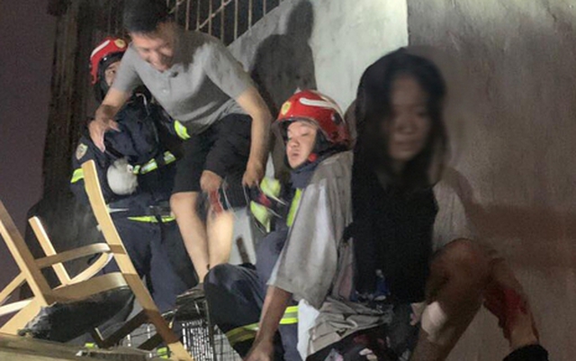 Hà Nội: Cháy nhà trọ ở Cầu Giấy, cảnh sát kịp thời giải cứu 11 người