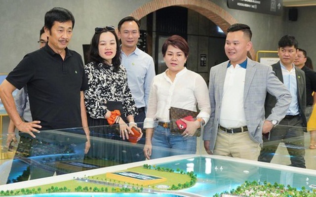 Chủ tịch NovaGroup Bùi Thành Nhơn (bìa trái) thăm dự án Aqua City vào ngày 22-10 - Ảnh: NOVALAND