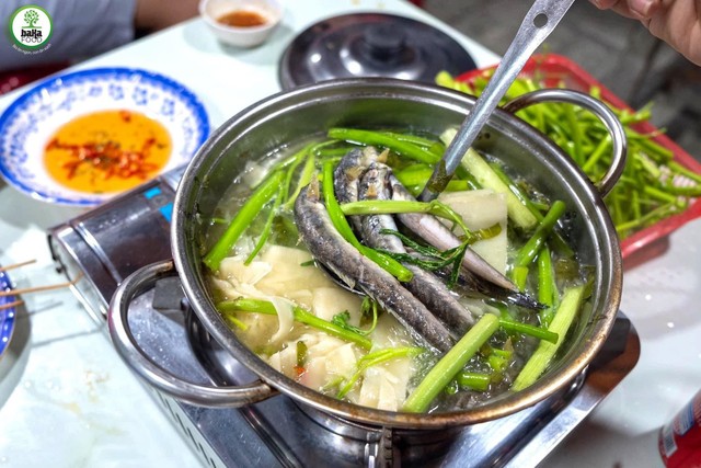 There is an area in District 3, Ho Chi Minh City that is famous for goby fish hotpot and "strange" is that office workers love to eat at noon - Photo 15.