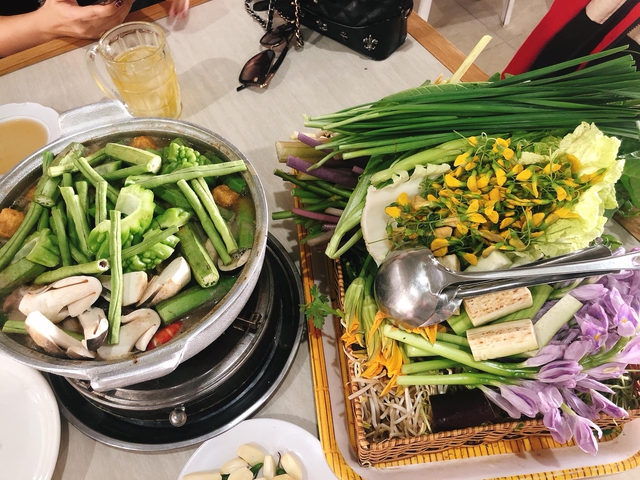 There is an area in District 3, Ho Chi Minh City that is famous for goby fish hotpot and "strange" is that office workers love to eat at noon - Photo 6.