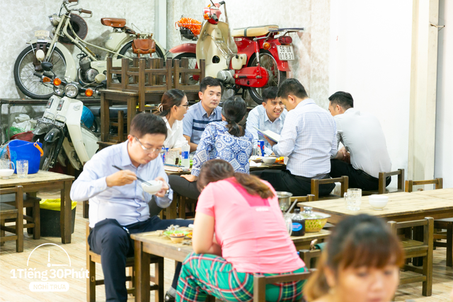 There is an area in District 3, Ho Chi Minh City famous for goby fish hotpot and "strange" office people love to eat at noon - Photo 3.