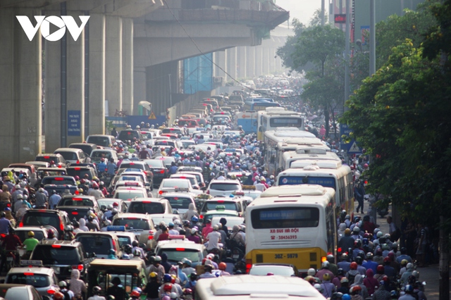 Thu phí vào Hà Nội từ 2024: Có hợp lý khi hạ tầng giao thông chưa đáp ứng? - Ảnh 1.