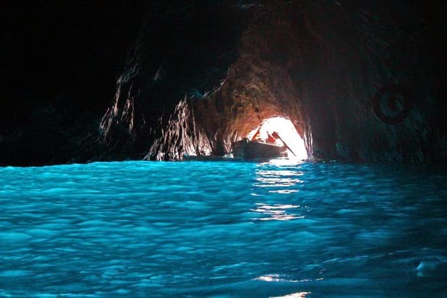 Bên trong hang động huyền ảo nhất thế giới, nơi được mệnh danh tuyệt tác của tạo hóa với làn nước phát sáng vô thực - Ảnh 3.