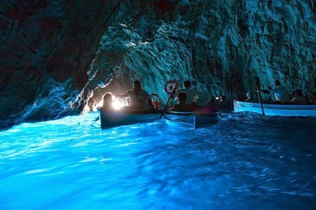 Bên trong hang động huyền ảo nhất thế giới, nơi được mệnh danh tuyệt tác của tạo hóa với làn nước phát sáng vô thực - Ảnh 2.