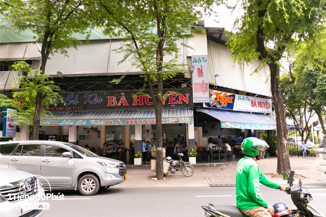 There is an area in District 3, Ho Chi Minh City that is famous for goby fish hotpot and "strange" is that office workers love to eat at noon - Photo 12.