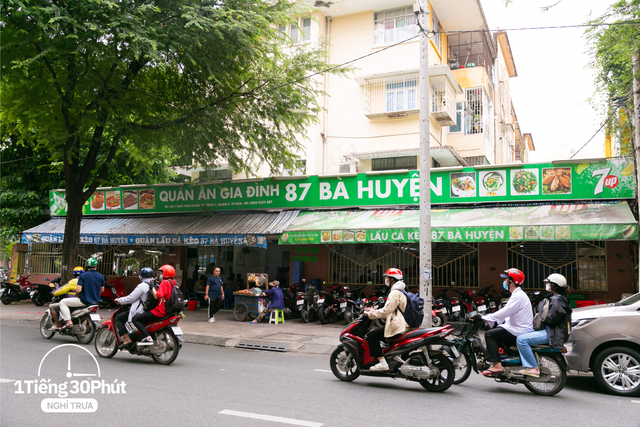There is an area in District 3, Ho Chi Minh City famous for its goby fish hotpot and "strangely" office people love to eat at noon - Photo 11.