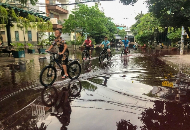  Sau cơn mưa, khu dân cư ở TP.HCM bị ngập nước có màu đỏ bất thường - Ảnh 5.