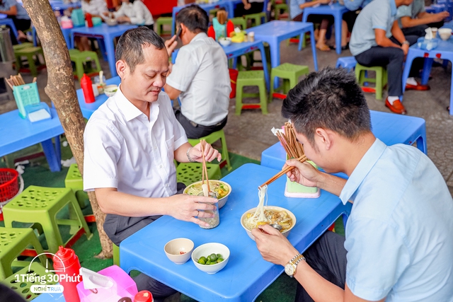 Khu tổ hợp ăn uống của dân công sở Lê Văn Lương: Hàng chục món tự chọn như buffet, dù cách 5 phút vẫn phải đi xe vì một lý do - Ảnh 15.