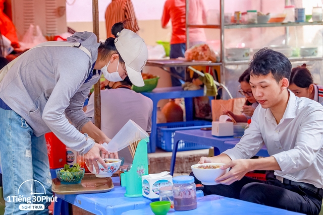 Khu tổ hợp ăn uống của dân công sở Lê Văn Lương: Hàng chục món tự chọn như buffet, dù cách 5 phút vẫn phải đi xe vì một lý do - Ảnh 13.
