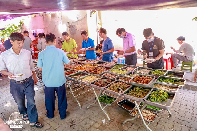 Khu tổ hợp ăn uống của dân công sở Lê Văn Lương: Hàng chục món tự chọn như buffet, dù cách 5 phút vẫn phải đi xe vì một lý do - Ảnh 11.