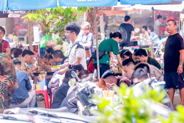 Khu tổ hợp ăn uống của dân công sở Lê Văn Lương: Hàng chục món tự chọn như buffet, dù cách 5 phút vẫn phải đi xe vì một lý do - Ảnh 10.