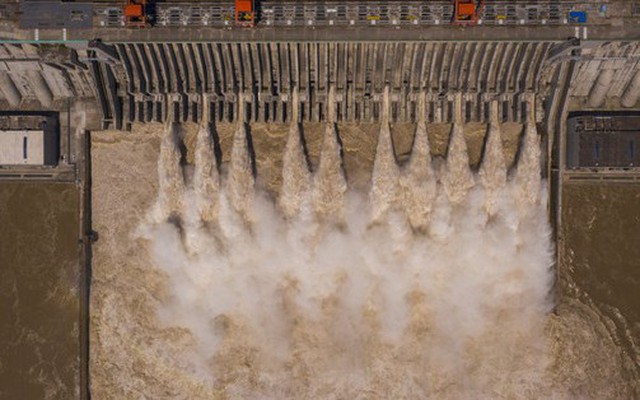 Nước xả từ Đập Tam Hiệp vào tháng 8/2020. Ảnh: Getty Images.
