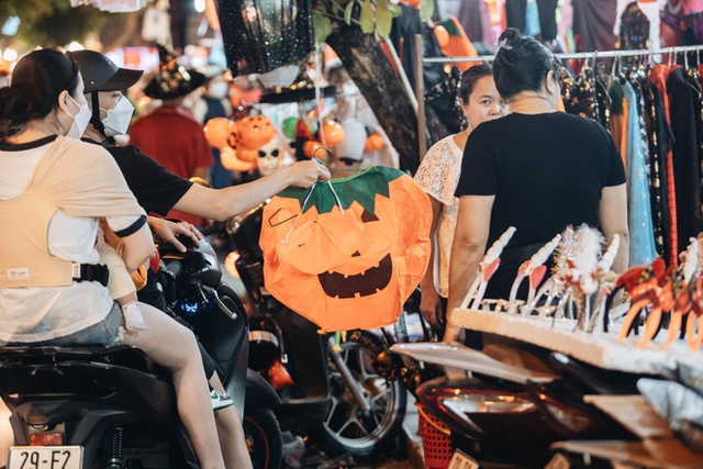  Chưa tới Halloween mà phố Hàng Mã đã đông nghịt người đến mua sắm, chụp ảnh  - Ảnh 15.