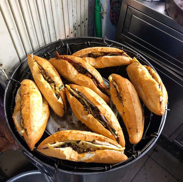 Queen's bakery in Hoi An is praised by many foreign guests as the best in the world - Photo 6.