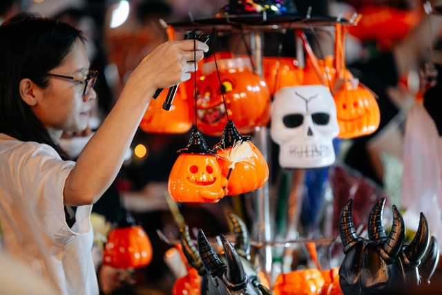  Chưa tới Halloween mà phố Hàng Mã đã đông nghịt người đến mua sắm, chụp ảnh  - Ảnh 11.