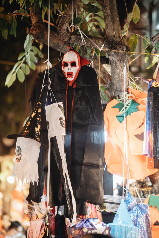  Chưa tới Halloween mà phố Hàng Mã đã đông nghịt người đến mua sắm, chụp ảnh  - Ảnh 9.