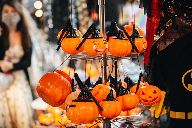  Chưa tới Halloween mà phố Hàng Mã đã đông nghịt người đến mua sắm, chụp ảnh  - Ảnh 5.