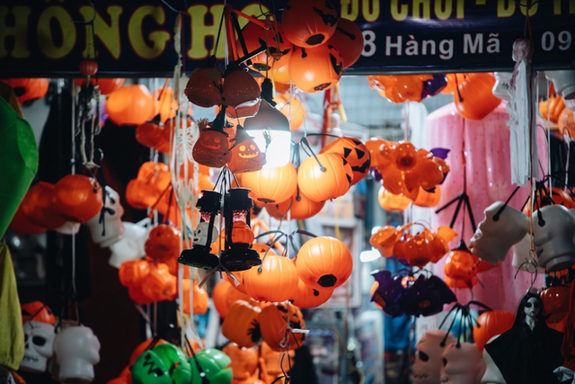  Chưa tới Halloween mà phố Hàng Mã đã đông nghịt người đến mua sắm, chụp ảnh  - Ảnh 4.