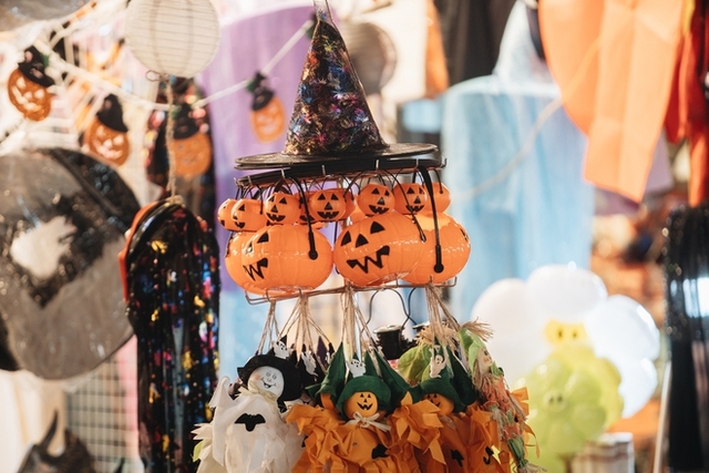  Chưa tới Halloween mà phố Hàng Mã đã đông nghịt người đến mua sắm, chụp ảnh  - Ảnh 2.