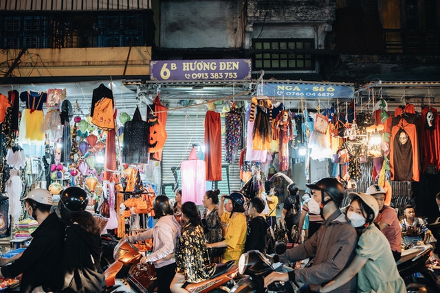  Chưa tới Halloween mà phố Hàng Mã đã đông nghịt người đến mua sắm, chụp ảnh  - Ảnh 19.