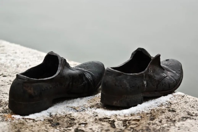 Câu chuyện đằng sau những đôi giày sắt bên bờ sông - Ảnh 8.