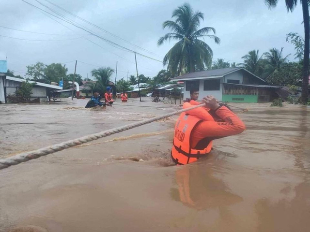 Philippines: Bão Nalgae chưa tới đã khiến 42 người chết, hàng chục người mất tích - Ảnh 2.