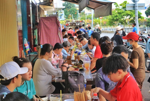 Xếp hàng chờ đợi ở những quán ăn chỉ bán đúng 2 tiếng, có tiền cũng chưa chắc đã mua được - Ảnh 5.