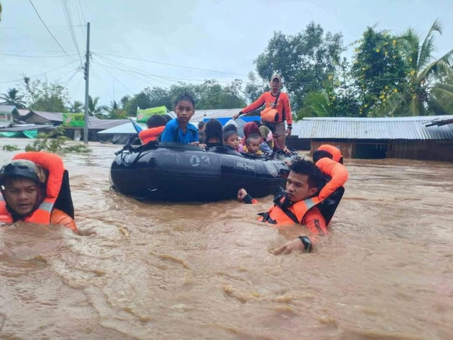 Philippines: Bão Nalgae chưa tới đã khiến 42 người chết, hàng chục người mất tích - Ảnh 1.