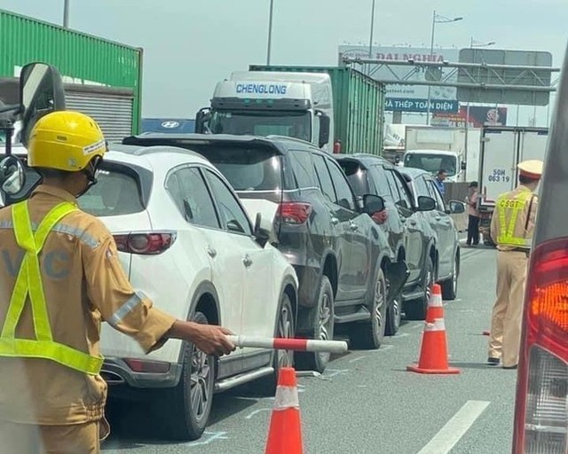 5 ô tô đâm vào nhau gây kẹt xe kéo dài trên cao tốc TPHCM - Long Thành - Ảnh 1.