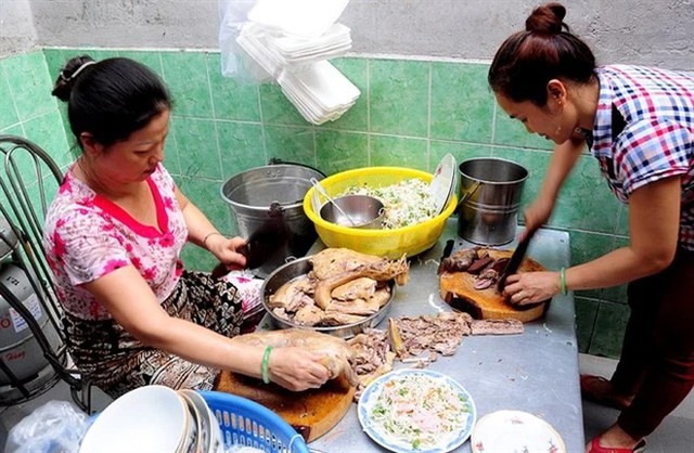 Xếp hàng chờ đợi ở những quán ăn chỉ bán đúng 2 tiếng, có tiền cũng chưa chắc đã mua được - Ảnh 9.