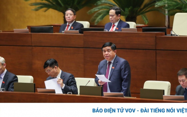 Bộ trưởng Bộ Kế hoạch và Đầu tư Nguyễn Chí Dũng giải trình trước Quốc hội.
