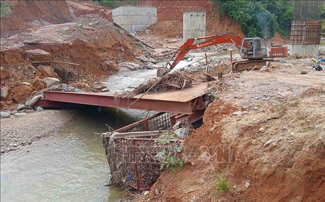 Cầu Xà Ca nằm trên tuyến đường liên xã Phước Chánh - Phước Kim, huyện miền núi Phước Sơn, tỉnh Quảng Nam đã bị nước lũ cuốn trôi đang được thi công và đưa vào sử dụng vào đầu năm 2023.