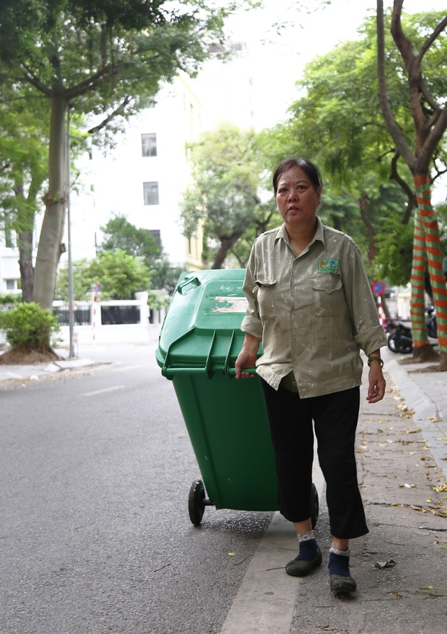  Nữ phu rác 67 tuổi ở Hà Nội: Ngày nào tôi nghỉ làm, mẹ tôi phải nhịn thuốc - Ảnh 11.